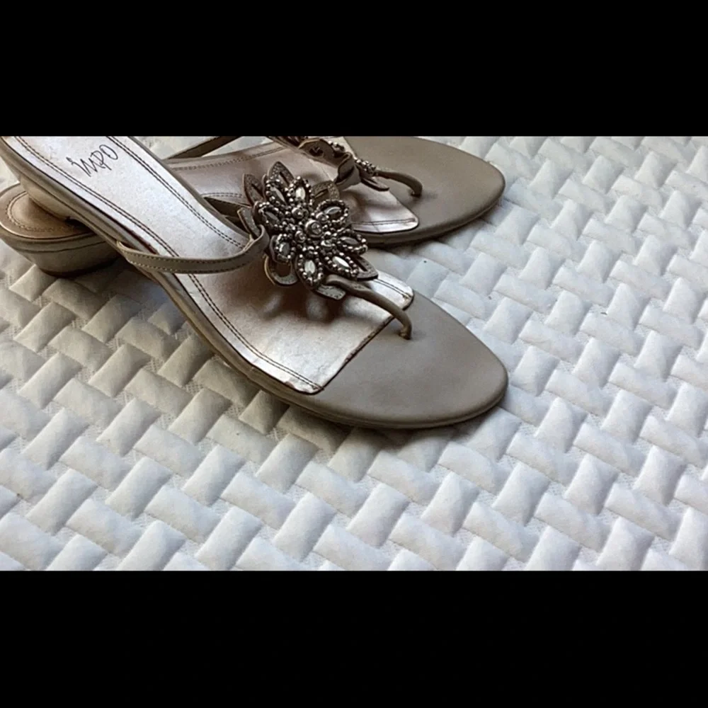 Impo Women's Metallic Sandals with Floral Accent size 10 - Picture 3 of 5